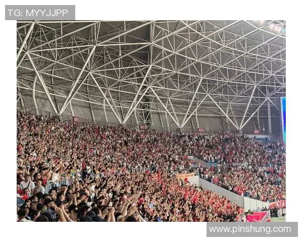 大爷热情喊话足球巨星助阵比赛现场气氛火爆引发全场欢呼