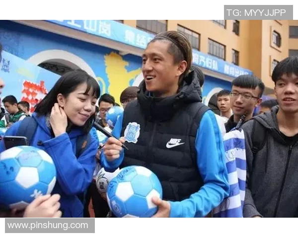 足球球星身着便装与球迷亲切合影展现日常休闲时光 足球球星身着便装与球迷亲切合影展现日常休闲时光